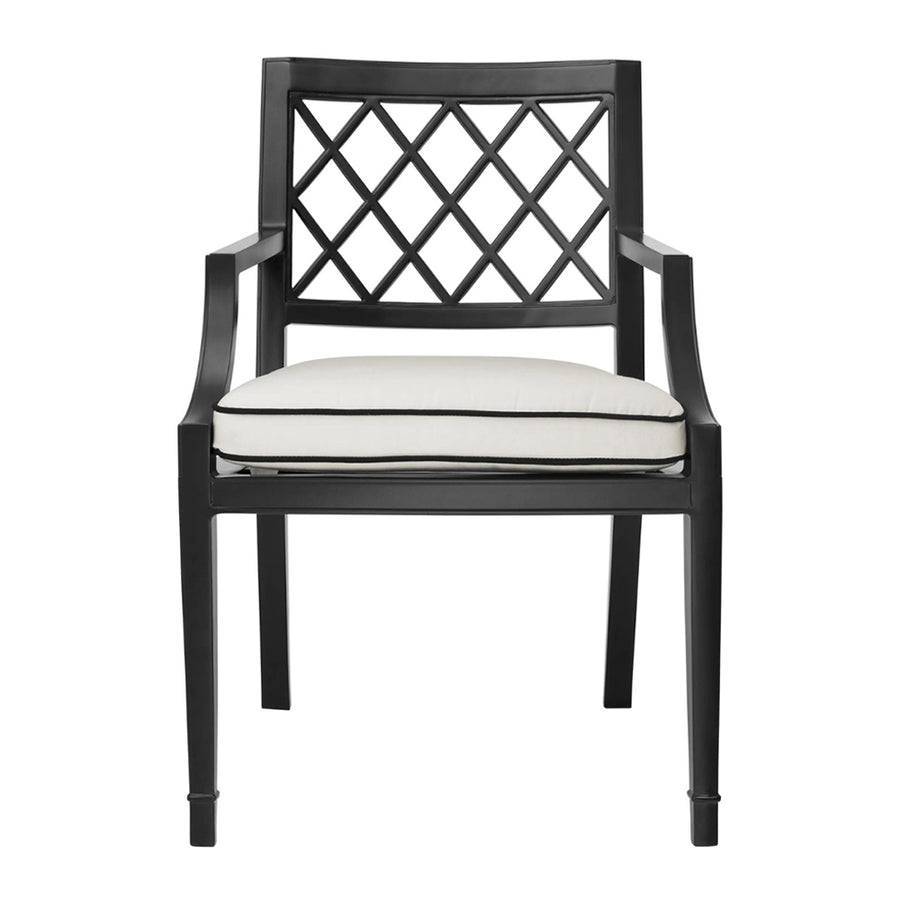 Matt fekete színű, porszórt alumíniumból készült, fehér színű Sunbrella ülőpárnával rendelkező, formatervezett kerti karosszék.