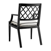 Matt fekete színű, porszórt alumíniumból készült, fehér színű Sunbrella ülőpárnával rendelkező, formatervezett kerti karosszék.