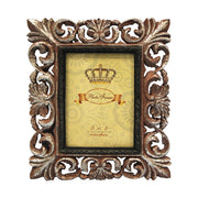 Barokkos levéldíszekkel díszített, antikot felületű, aranyszínű asztali fényképtartó képkeret.