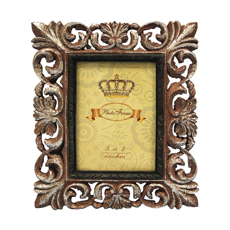 Barokkos levéldíszekkel díszített, antikot felületű, aranyszínű asztali fényképtartó képkeret.