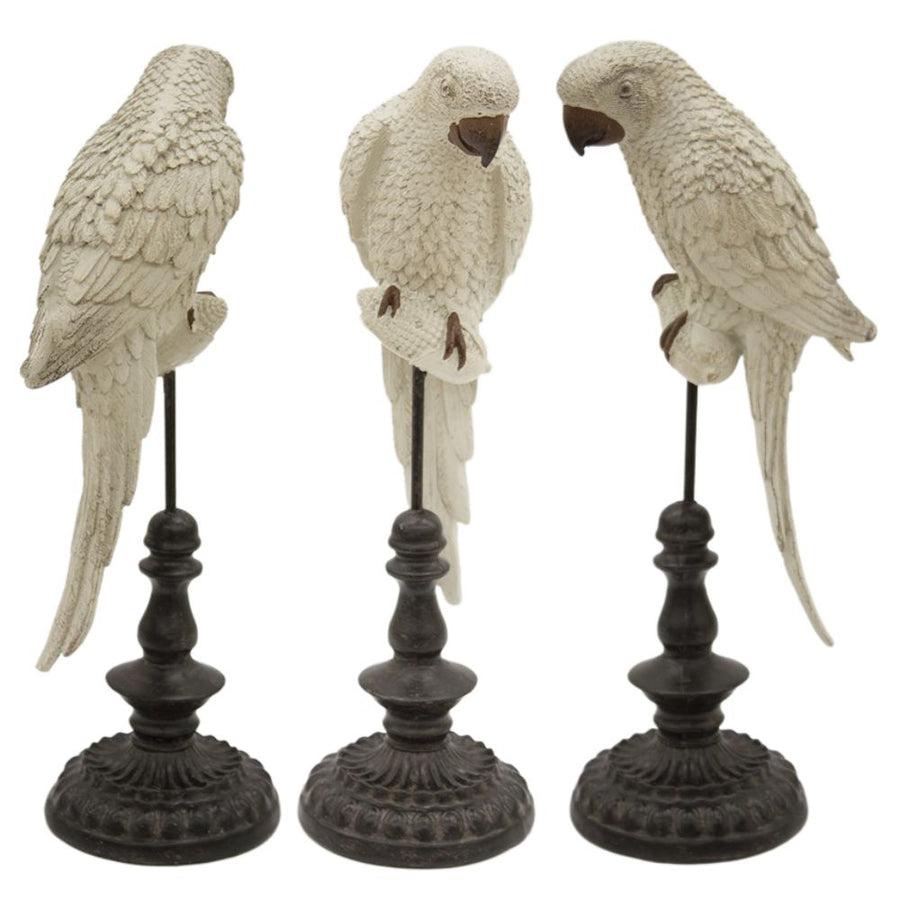 Fehér színű, dekoratív papagáj figura.