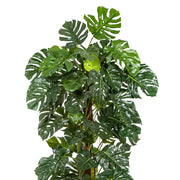 Mesterséges filodendron dús, mélyzöld levelei közelről, különböző méretben.