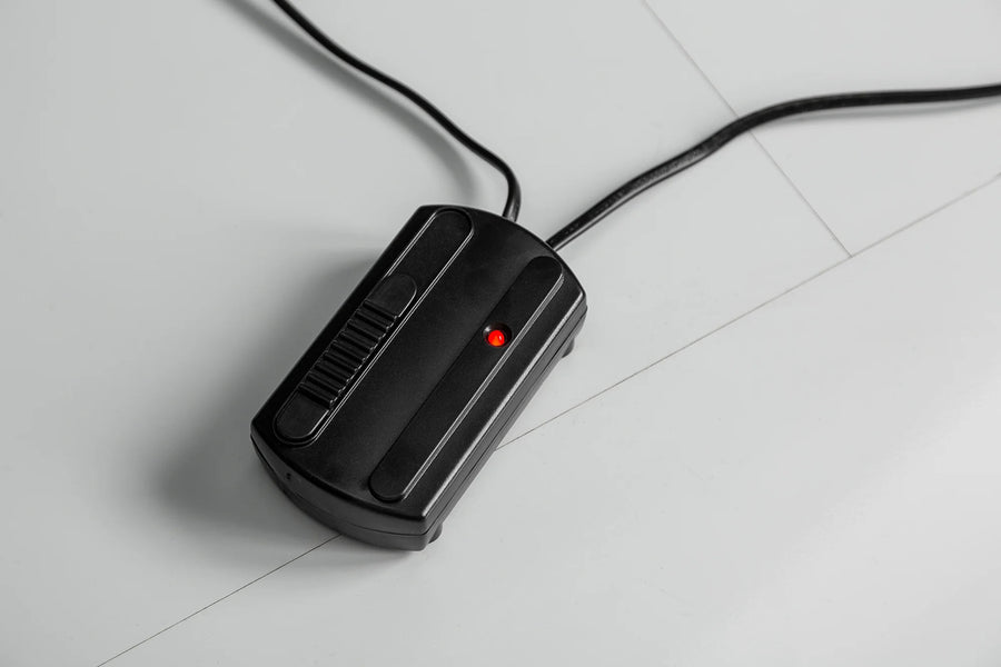 Íves, polírozott krómszínű fémből készült design állólámpa.