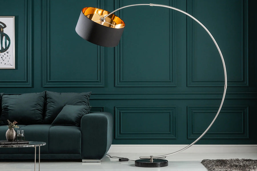 Íves, polírozott krómszínű fémből készült design állólámpa.