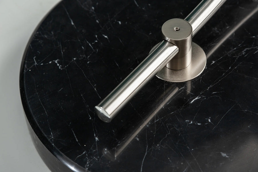 Íves, polírozott krómszínű fémből készült design állólámpa.