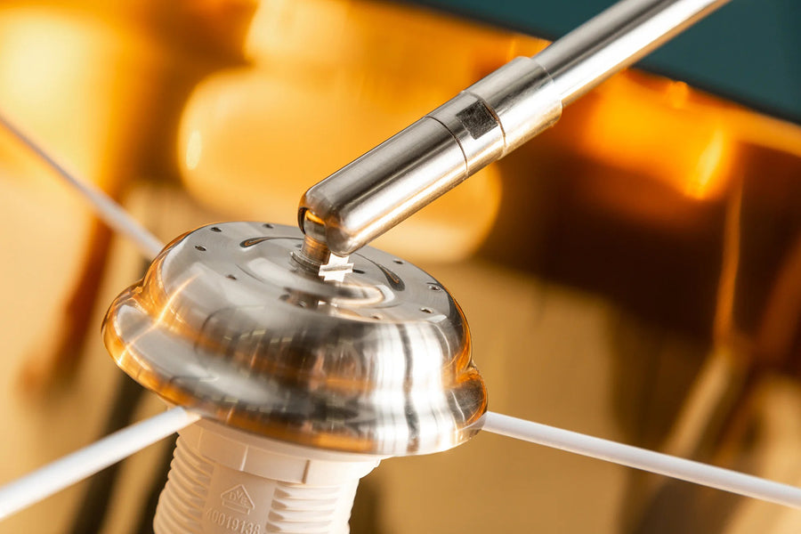 Íves, polírozott krómszínű fémből készült design állólámpa.