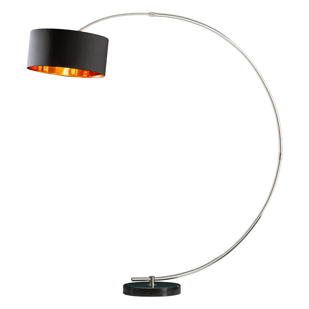 Íves, polírozott krómszínű fémből készült design állólámpa.