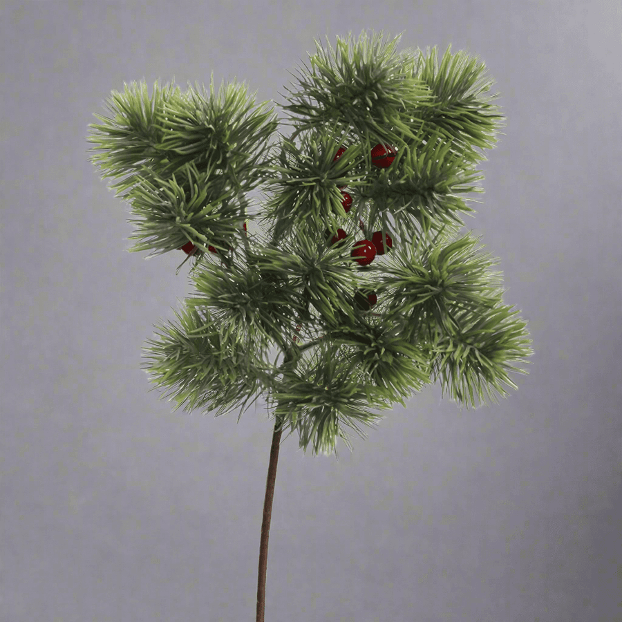 Élethű, zöld mű cukorsüvegfenyő ág piros bogyókkal, 40 cm-es méretben, szürke háttér előtt, ünnepi dekorációhoz.