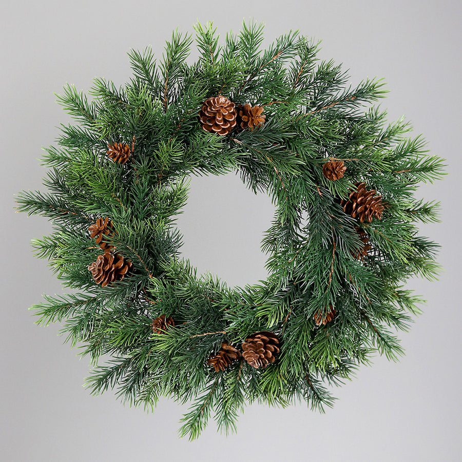 Sötétzöld színű, mű lucfenyő koszorú.