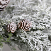 Hóval borított mű fenyő koszorú közeli részlete tobozokkal