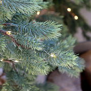 3D hatású tűlevelek és LED fények közelről, a Pine kollekció műfenyőjén