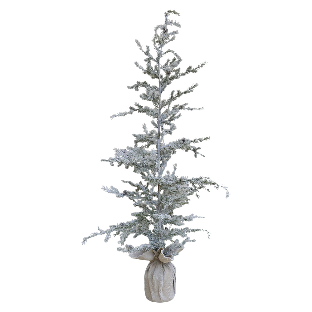 Chic Antique PINE 180 cm-es havas dekor műfenyő jutával borított talppal, fehér háttér előtt