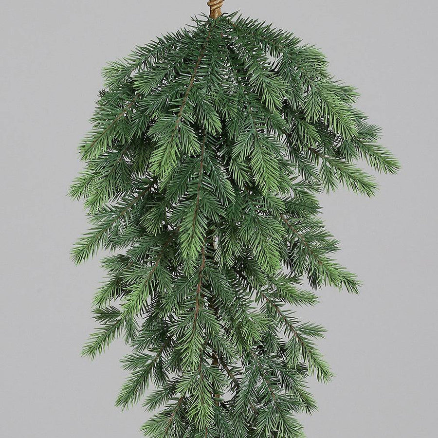 Közelkép a PINE zöld mű fenyő ajtódísz felső részéről.