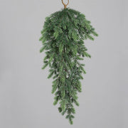 Teljes alakos fotó a PINE zöld mű fenyő ajtódíszről, csepp formában.