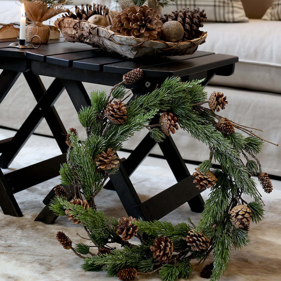 Zöld színű, mű fenyőmix koszorú.