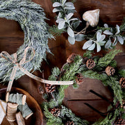 Zöld színű, mű fenyőmix koszorú.