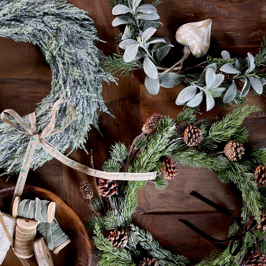 Zöld színű, mű fenyőmix koszorú.