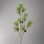 Tobozokkal díszített zöld színű, mű feketefenyő ág.