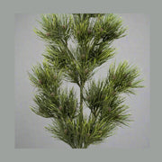 Zöld színű, mű feketefenyő ág.