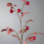 Közelkép a rubinszínű mű vadkörte ágról, élethű levelekkel és gyümölcsökkel.