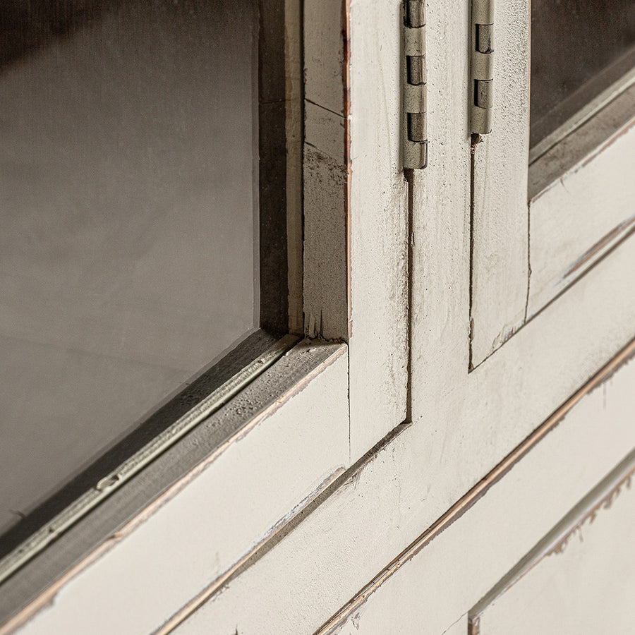 Antikolt felületű, krémszínűre festett szilfából készült, 4 ajtós és 4 fiókos nagy vitrines szekrény.