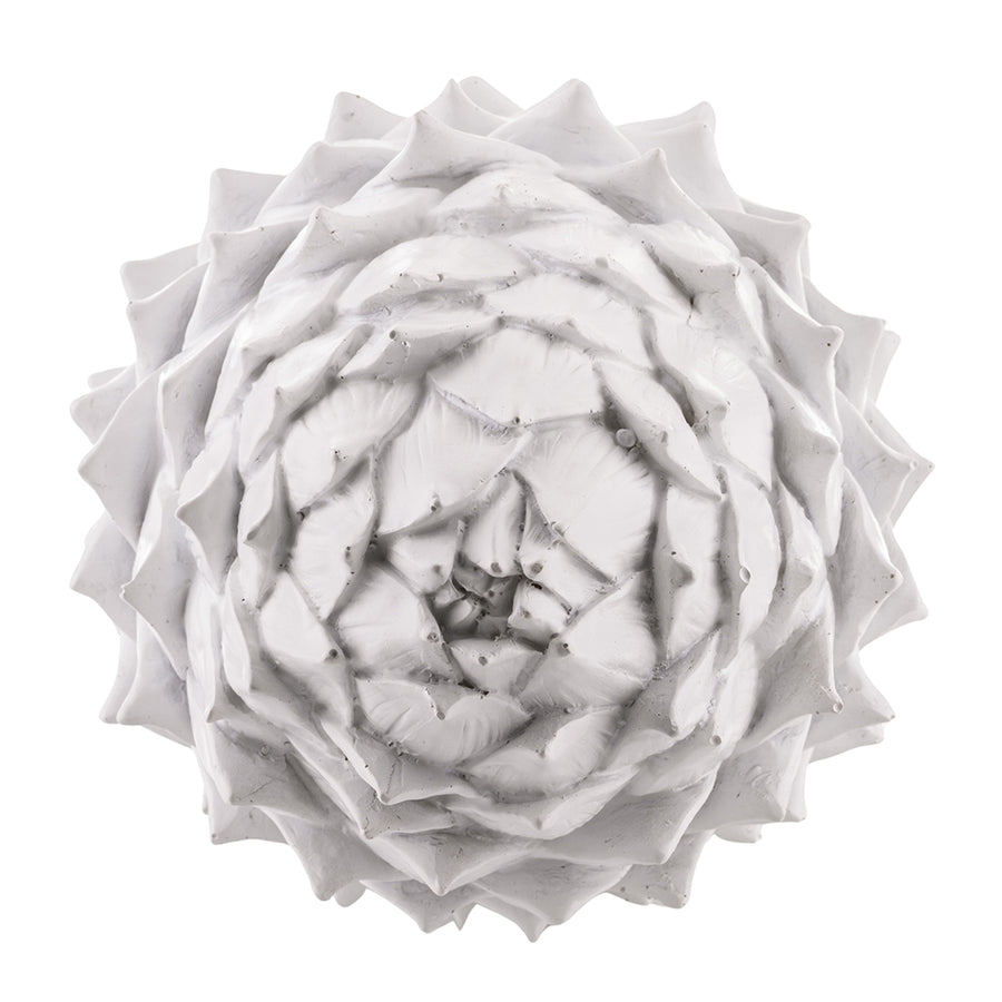 Fehér színű, dekoratív toboz dísz.