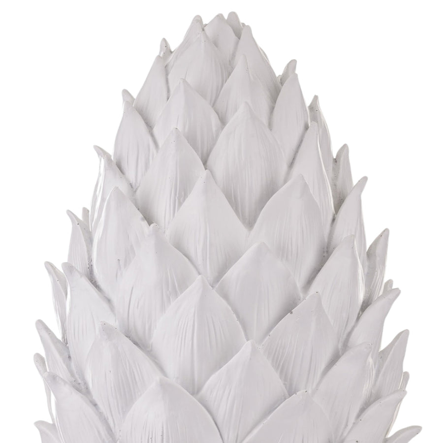 Fehér színű, dekoratív toboz dísz.