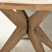 Tölgyfa étkezőasztal X alakú lábazatának részlete fém rögzítéssel