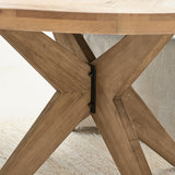 Tölgyfa étkezőasztal X alakú lábazatának részlete fém rögzítéssel