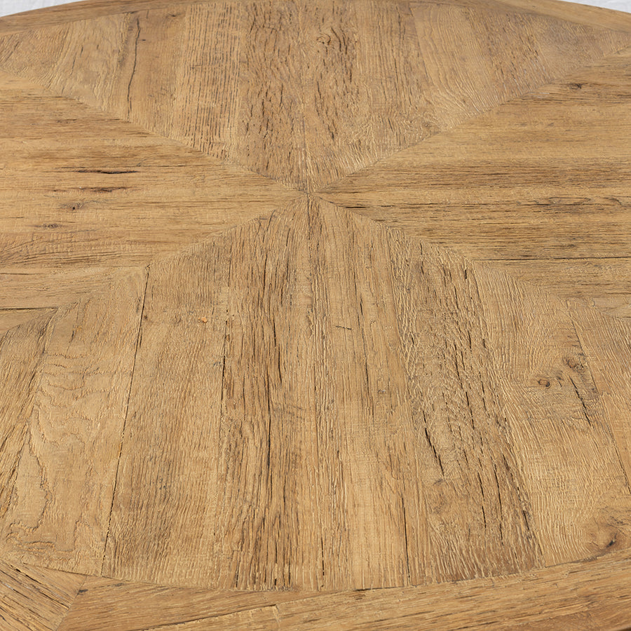 Kerek tölgyfa asztallap geometrikus mintázattal és természetes erezettel