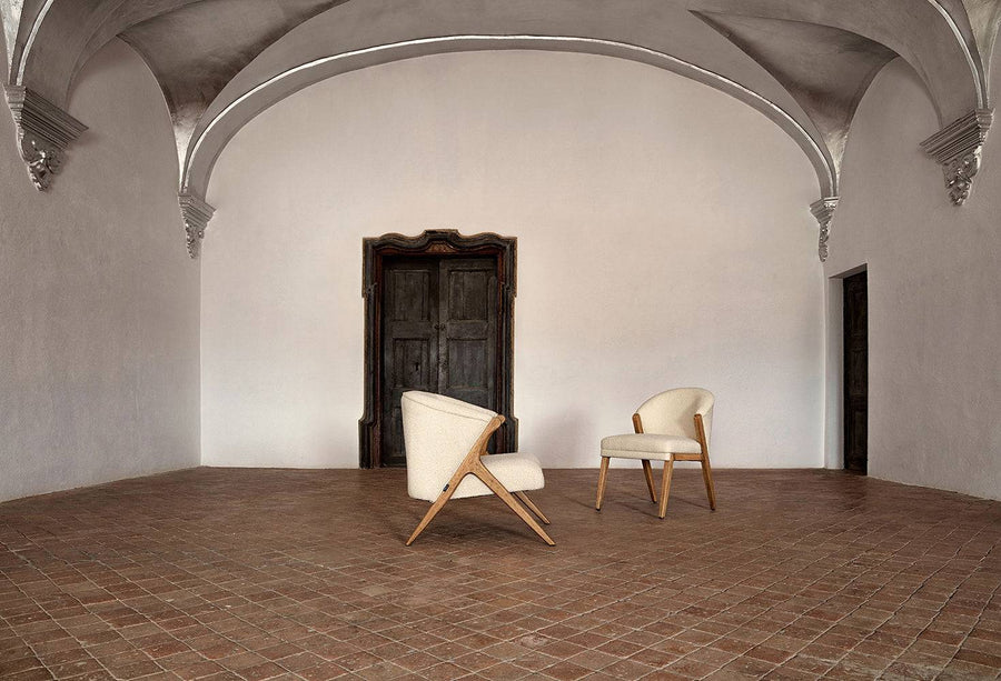 Prati törtfehér fotel enteriőrben, egy másik székkel párosítva.