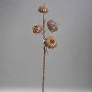 Kékarany színű mű dísztök ág, négy különböző méretű tökkel, 63 cm magas dekorációs műnövény, szürke stúdióháttér előtt.