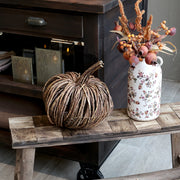 Natúr színű, növényi rattanból készült, tök formájú dekoráció.