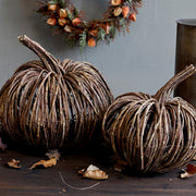 Natúr színű, növényi rattanból készült, tök formájú dekoráció.