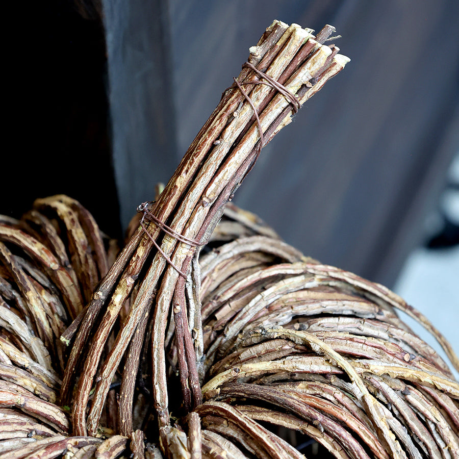 Natúr színű, növényi rattanból készült, tök formájú dekoráció.