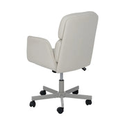 Krémszínű műbőr kárpitozású, dönthető, kerekes irodai forgószék.