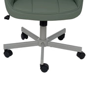 Zöld színű műbőr kárpitozású, dönthető, kerekes irodai forgószék.