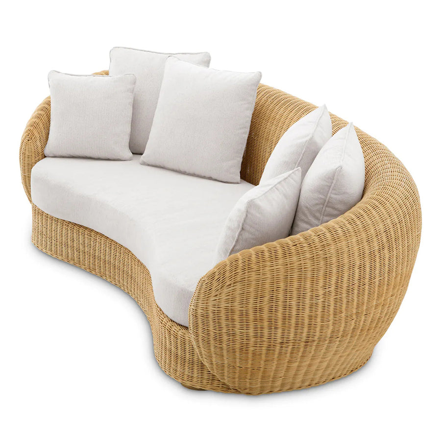 Art Deco ihletésű, natúr színű rattan kanapé, krém színű párnákkal.