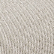 Art Deco ihletésű, natúr színű rattan kanapé, krém színű párnákkal.