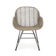 RAQUEL rattan karosszék elölnézetben, fekete fémvázzal.