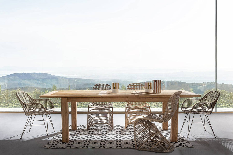 Étkezőasztal körül elhelyezett RAQUEL rattan székek, nagy ablakos térben.