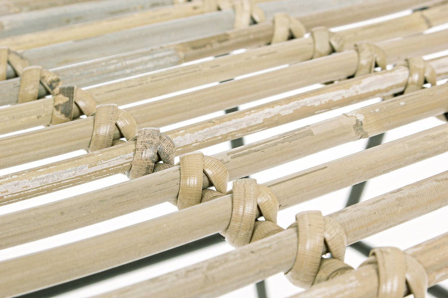 Rattan szék közelről, a fonott natúr rattan részleteivel.