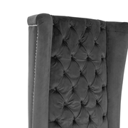 Szürke színű bársonnyal kárpitozott,trónszerű statement fotel.