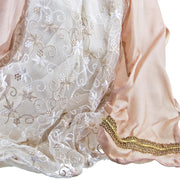 Sacred Szűzanya figura hímzett hatású fehér organza és aranyszegélyes ruha részlete