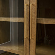 Üveges vitrines ajtók arany fogantyúkkal közelről