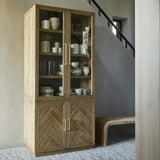 Vitrines szekrény enteriőrben étkészlettel berendezve