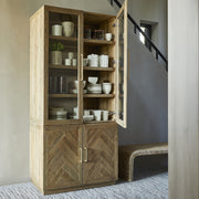 Nyitott vitrines szekrény tárolóval és polcokkal