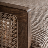 romarand fotel részlet mangófa karfa és fonott rattan panel