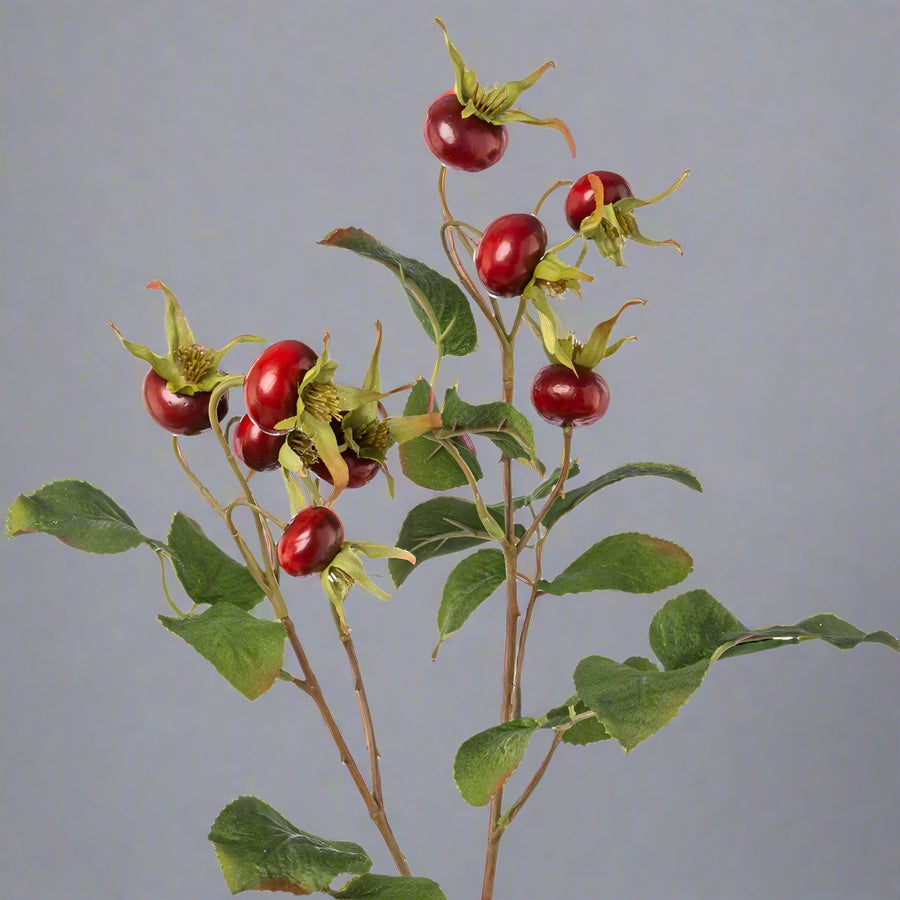 Bordó csipkebogyó műág részletgazdag kidolgozással, élethű levelekkel és fényes termésekkel, 58 cm