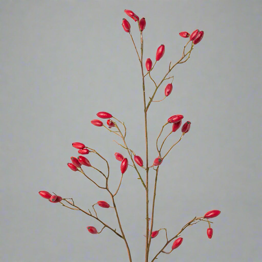 Közelről fotózott piros mű csipkebogyó ág élethű termésekkel és természetes hatású ágrendszerrel, 92 cm
